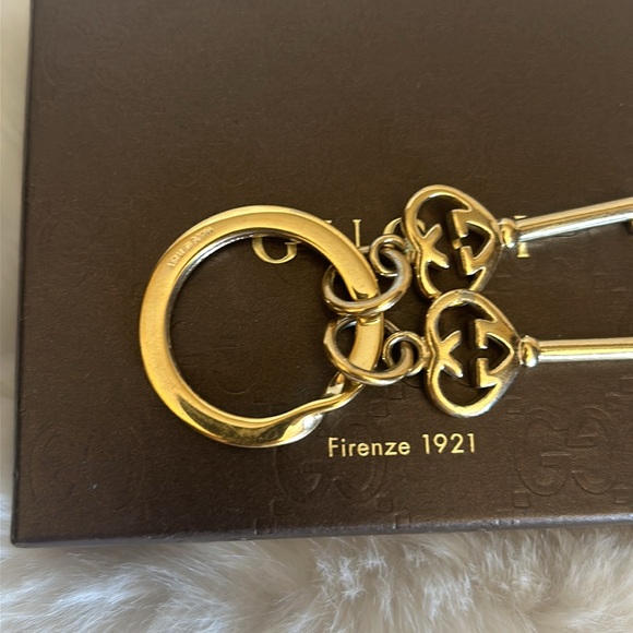 Gucci gold tone keychain with 2 key charms and box - Picture 4 of 11